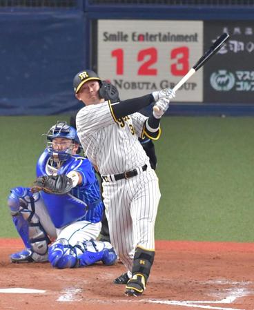 　８回、代打で２ランを放つ原口（撮影・立川洋一郎）