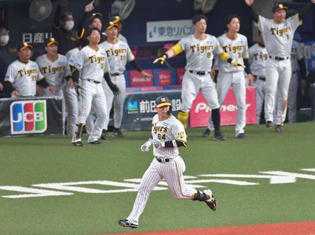 　８回、２ランを放ちダイヤモンドを回る原口　