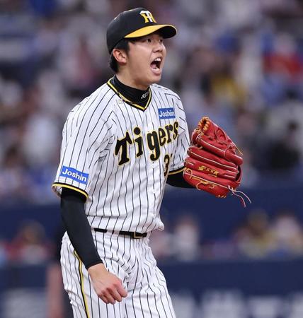 　４回、才木は牧を空振り三振に打ち取る雄たけびをあげる（撮影・山口登）