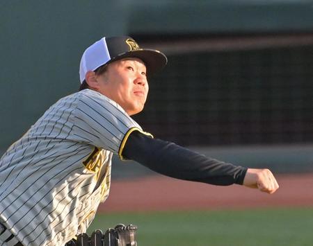 　夕日を浴びてキャッチボールをする西勇（撮影・立川洋一郎）