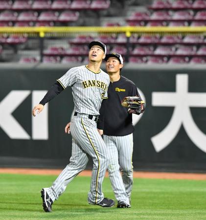 　森下（後方）と右翼の守備につく佐藤輝（撮影・中田匡峻）