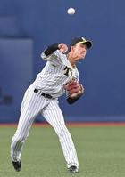 　中継した小幡がバックホーム（撮影・高部洋祐）