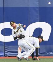 　７回、ＤｅＮＡ・宮崎敏郎の打球を処理し、内野に送球する阪神・近本