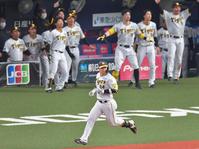 　８回、２ランを放ちダイヤモンドを回る原口　