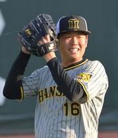 　夕日を浴びてキャッチボールをする西勇（撮影・立川洋一郎）