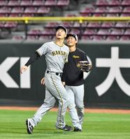 　森下（後方）と右翼の守備につく佐藤輝（撮影・中田匡峻）