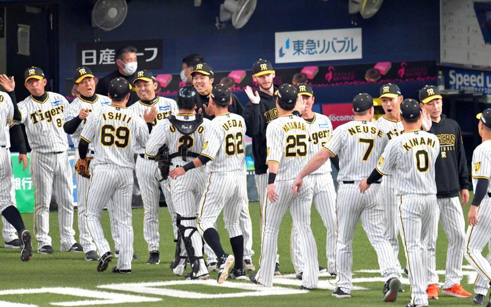 　開幕３連勝を飾りハイタッチを交わす岡田監督、才木ら阪神ナイン（撮影・立川洋一郎）