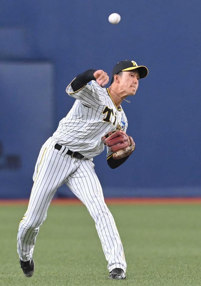 　中継した小幡がバックホーム（撮影・高部洋祐）