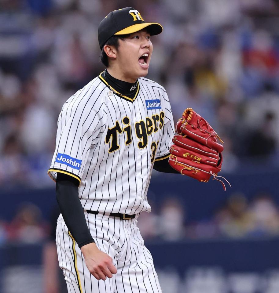 　４回、才木は牧を空振り三振に打ち取る雄たけびをあげる（撮影・山口登）