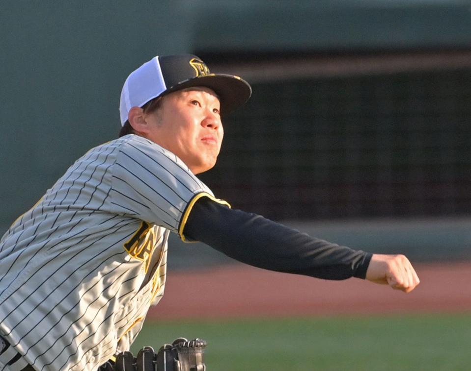 　夕日を浴びてキャッチボールをする西勇（撮影・立川洋一郎）