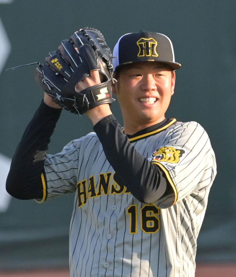 　夕日を浴びてキャッチボールをする西勇（撮影・立川洋一郎）