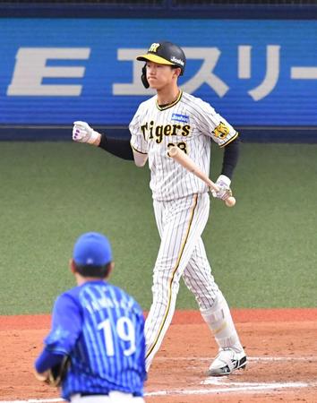 　１日のＤｅＮＡ戦、延長１２回に山崎（手前）から四球を選び、拳を握る小幡