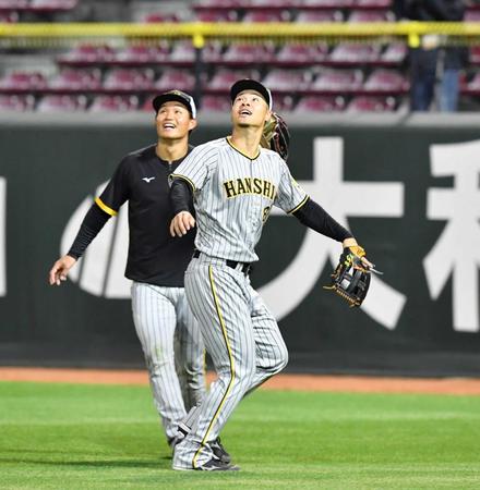 　森下（後方）と右翼の守備につく佐藤輝（撮影・中田匡峻）