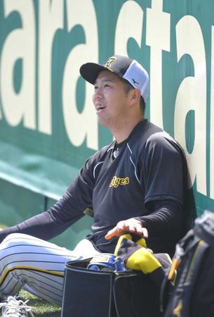 　練習中、タオルを手にする青柳（撮影・北村雅宏）