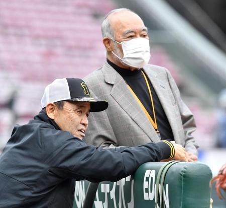 　安仁屋宗八氏（右）と話す岡田監督（撮影・中田匡峻）