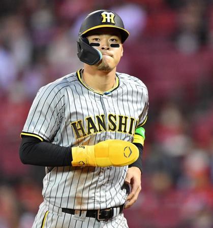 　２回、けん制アウトになった佐藤輝（撮影・中田匡峻）