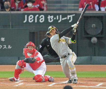 　２回、先制の中犠飛を放つ森下（撮影・立川洋一郎）