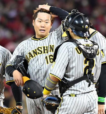 　７回途中で降板する西勇（左）＝撮影・中田匡峻