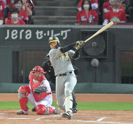 ９回、左中間へ勝ち越しとなる適時二塁打を放つ大山（撮影・立川洋一郎）