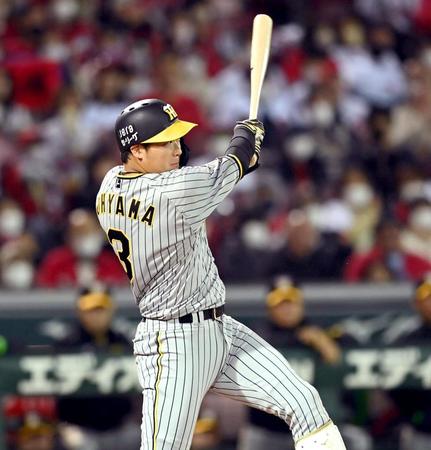 　９回、勝ち越し二塁打を放つ大山（撮影・田中太一）