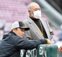 　安仁屋宗八氏（右）と話す岡田監督（撮影・中田匡峻）