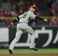 　１回、菊池の打球を好捕し素早く送球する小幡（撮影・田中太一）