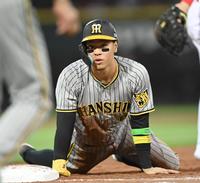 　２回、けん制アウトとなる佐藤輝（撮影・田中太一）