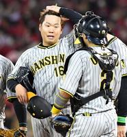 　７回途中で降板する西勇（左）＝撮影・中田匡峻