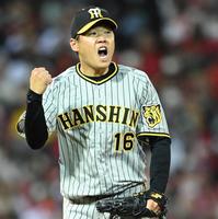 　４回、坂倉を三振に仕留め、ガッツポーズを決める西勇（撮影・田中太一）