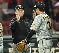 　決勝打の大山を出迎える岡田監督（撮影・田中太一）