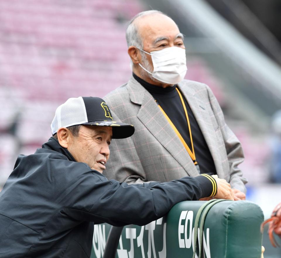 　安仁屋宗八氏（右）と話す岡田監督（撮影・中田匡峻）