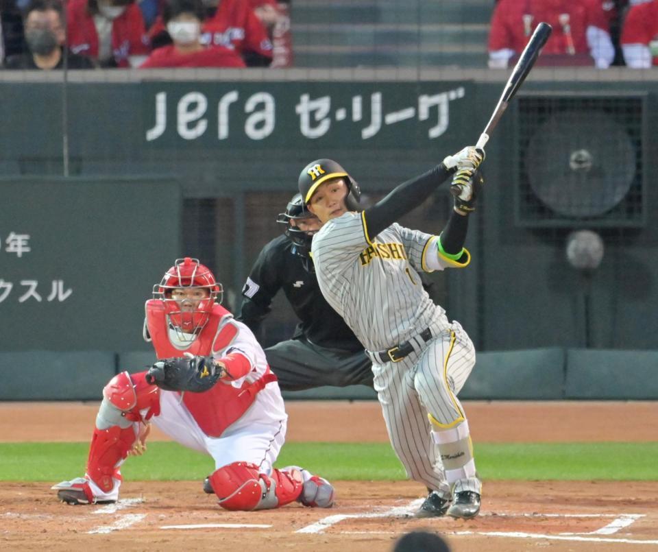 　２回、先制の中犠飛を放つ森下（撮影・立川洋一郎）