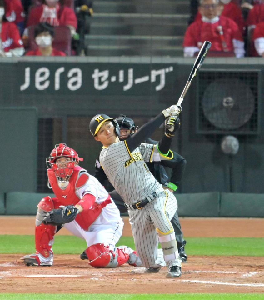 ４回、左中間へ適時二塁打を放つ森下（撮影・立川洋一郎）