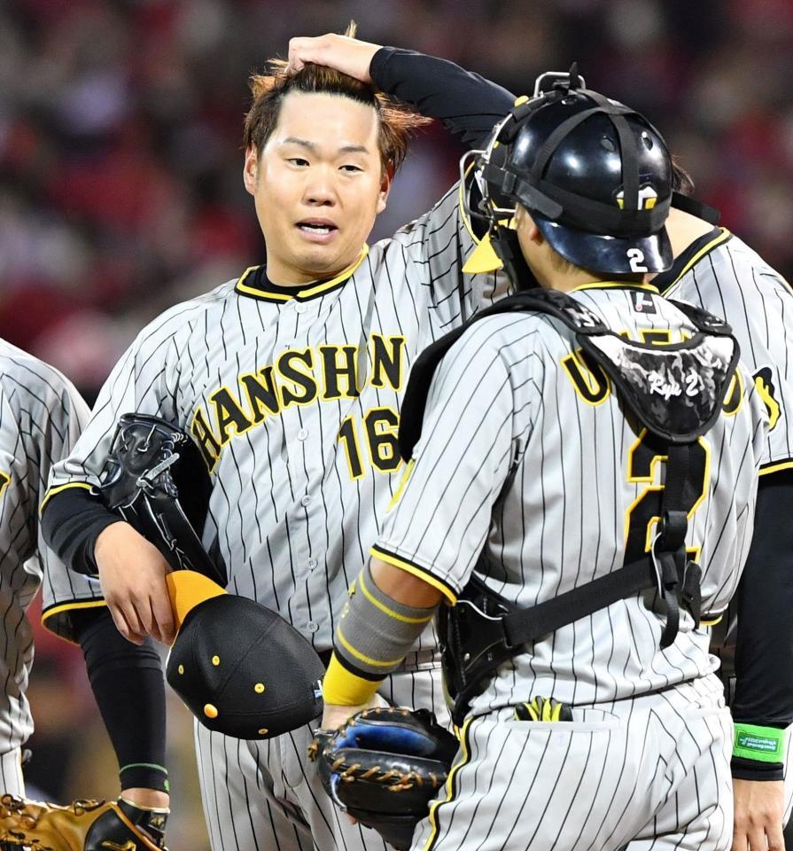 　７回途中で降板する西勇（左）＝撮影・中田匡峻