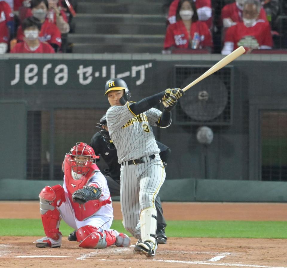 ９回、左中間へ勝ち越しとなる適時二塁打を放つ大山（撮影・立川洋一郎）