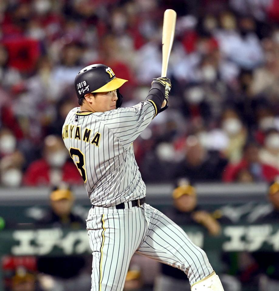 　９回、勝ち越し二塁打を放つ大山（撮影・田中太一）