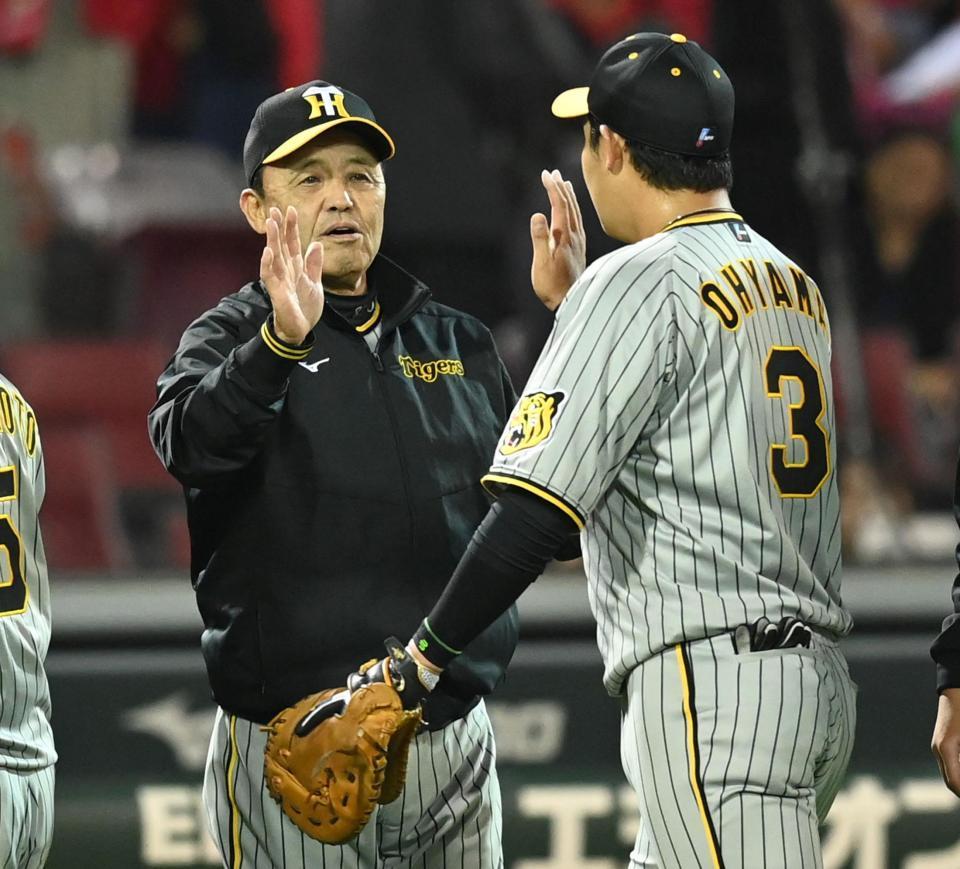 　決勝打の大山を出迎える岡田監督（撮影・田中太一）