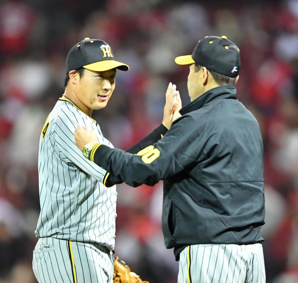 　広島に勝利し、岡田監督（右）とタッチを交わす大山（撮影・中田匡峻）