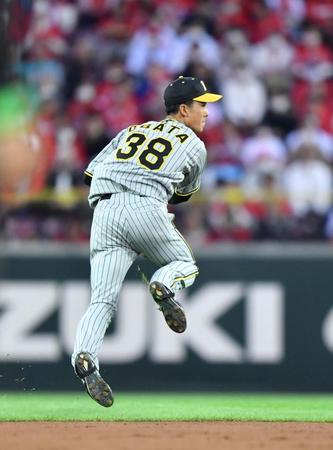 　１回、菊池の打球を好捕した小幡（撮影・中田匡峻）