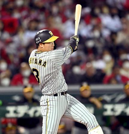 　９回、勝ち越し二塁打を放つ大山（撮影・田中太一）