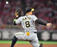 　７回、デビッドソンの打球をはじく佐藤輝（撮影・中田匡峻）