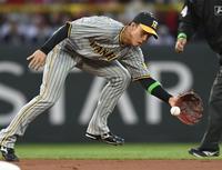 　１回、菊池の打球を好捕する小幡（撮影・田中太一）