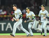 　接戦で広島に勝利し、喜びながらマウンドへ走る（左から）森下、島田、近本（撮影・田中太一）