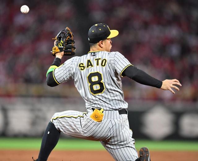 【岡義朗氏の眼】「守備で勢いをもたらし、守備で勢いを止めた試合」　阪神・佐藤輝の失策教訓に