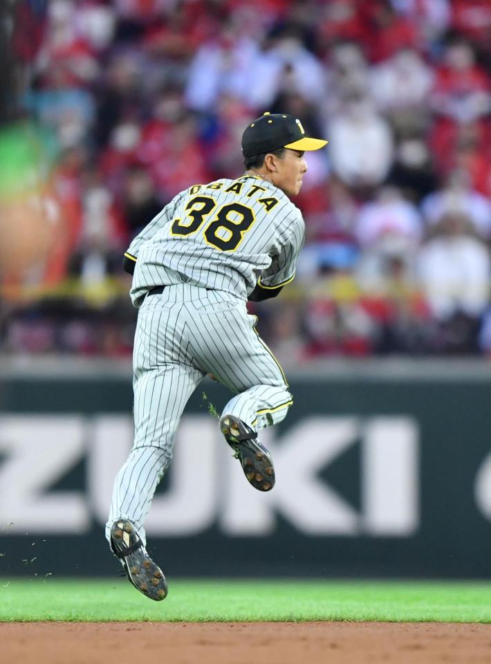 　１回、菊池の打球を好捕した小幡（撮影・中田匡峻）