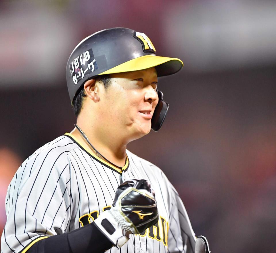 　９回の攻撃を終え、勝ち越し打を放った大山悠輔は拳を握りしめベンチに戻る