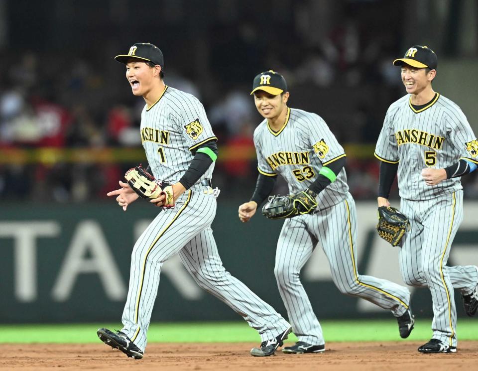 　接戦で広島に勝利し、喜びながらマウンドへ走る（左から）森下、島田、近本（撮影・田中太一）