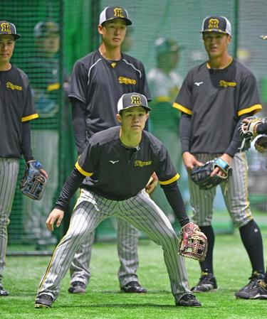 　小幡（後方中央）らとノックを受ける中野（手前）＝撮影・中田匡峻