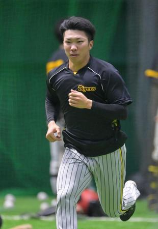 　走り込んで汗を流す石井