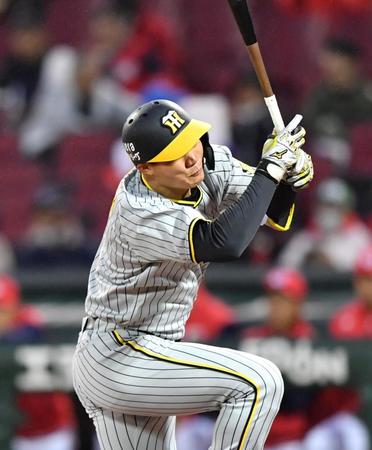 　２回、死球を受ける森下（撮影・中田匡峻）